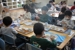 1年生初めての給食2