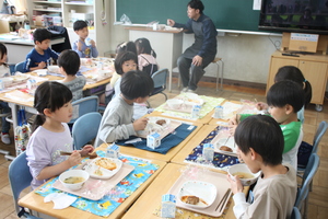 1年生初めての給食3