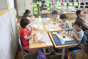 1年生初めての給食4